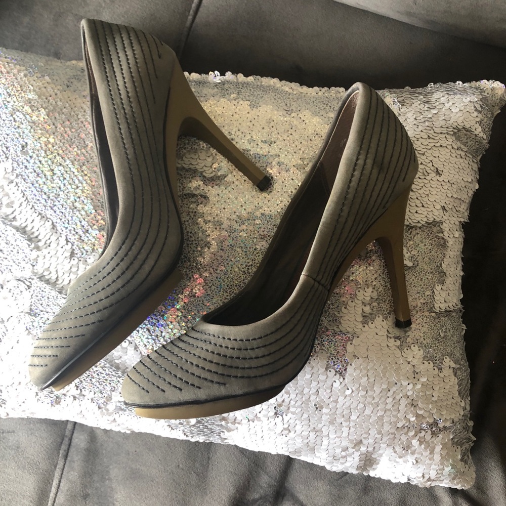 Grey Suede pumps